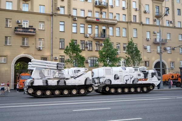 DT-30 PM şasesi üzerindeki Pantsir-SA uçaksavar füze sistemi 17 Haziran 2020 'de Moskova, Rusya Federasyonu' ndaki askeri geçit töreninin provasına hazır olmak için Bolshaya Sadovaya Caddesi boyunca takip etmektedir.