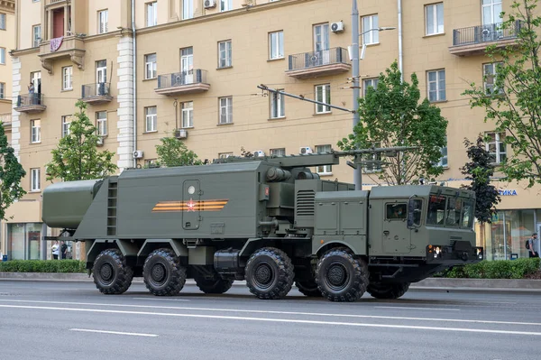 MZKT-7930 şasesi üzerindeki Bal kıyı füze sisteminin kendinden güdümlü komuta merkezi Bolshaya Sadovaya Caddesi boyunca takip ederek 17 Haziran 2020 'deki askeri geçit için Moskova, Rusya Federasyonu provasına hazır olacak.