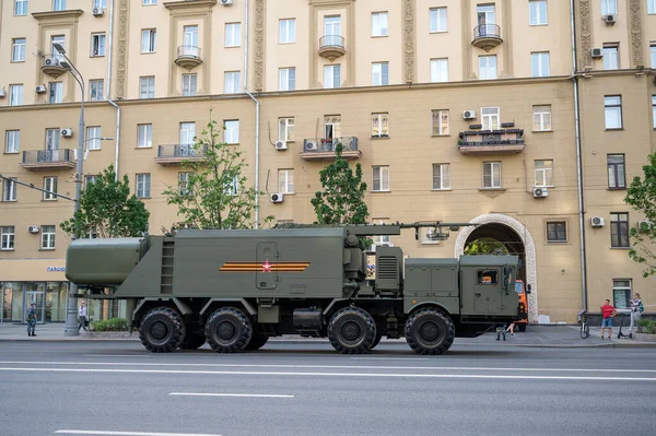 MZKT-7930 şasesi üzerindeki Bal kıyı füze sisteminin kendinden güdümlü komuta merkezi Bolshaya Sadovaya Caddesi boyunca takip ederek 17 Haziran 2020 'deki askeri geçit için Moskova, Rusya Federasyonu provasına hazır olacak.