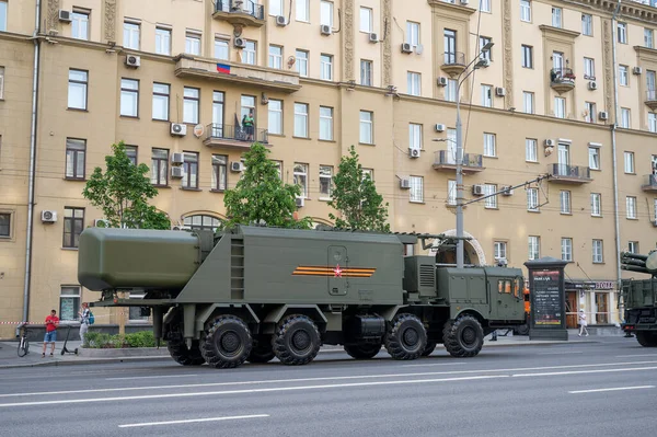 MZKT-7930 şasesi üzerindeki Bal kıyı füze sisteminin kendinden güdümlü komuta merkezi Bolshaya Sadovaya Caddesi boyunca takip ederek 17 Haziran 2020 'deki askeri geçit için Moskova, Rusya Federasyonu provasına hazır olacak.