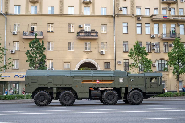 MZKT-7930 şasesi üzerindeki İskander-M füze sisteminin itici ateşleyicisi Bolshaya Sadovaya Caddesi boyunca 17 Haziran 2020 'deki askeri geçit provasına hazır olmak için takip ediyor.