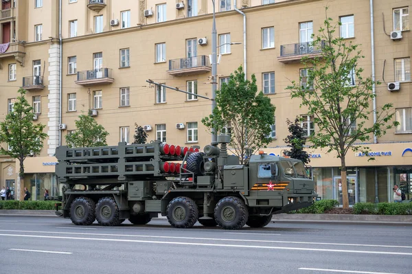 BAZ-69092 şasesi üzerindeki S-350 uçaksavar füze sisteminin otomatik ateşleyicisi Bolshaya Sadovaya Caddesi boyunca 17 Haziran 2020 'deki askeri geçit provasına hazır olmak için takip ediyor.