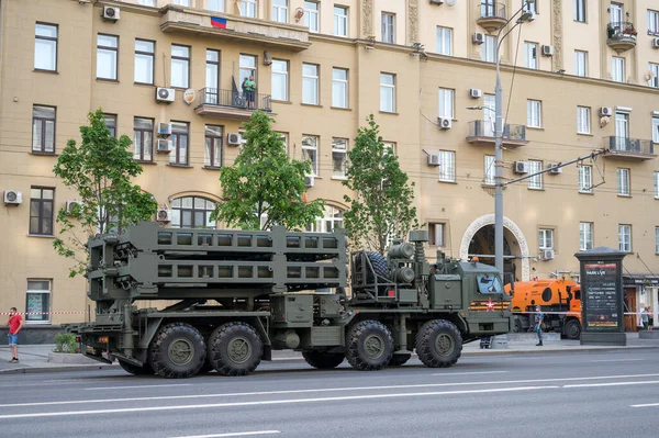 BAZ-69092 şasesi üzerindeki S-350 uçaksavar füze sisteminin otomatik ateşleyicisi Bolshaya Sadovaya Caddesi boyunca 17 Haziran 2020 'deki askeri geçit provasına hazır olmak için takip ediyor.