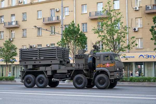 KamAZ-6560 şasesi üzerindeki ISDM uzaktan maden mühendisliği sisteminin savaş aracı Bolshaya Sadovaya Caddesi boyunca 17 Haziran 2020 'deki Moskova, Rusya Federasyonu askeri geçit töreninin provasına hazır olmak için takip ediyor.