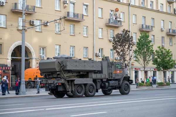Ural-63704 Tornado-U şasisi üzerinde TOS-2 