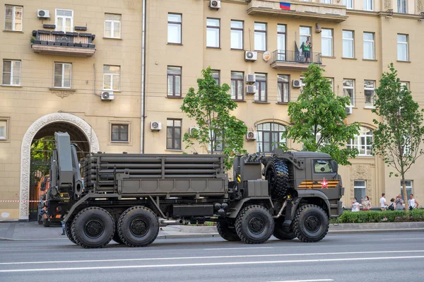 KamAZ-6560 şasesi üzerindeki ISDM uzaktan maden mühendisliği sisteminin taşıma ve yükleme makinesi Bolshaya Sadovaya Caddesi boyunca 17 Haziran 2020 'deki Moskova, Rusya Federasyonu askeri geçit töreninin provasına hazır olmak için takip etmektedir.
