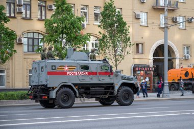 KamAZ-43502 şaseli zırhlı araç 17 Haziran 2020 'de Moskova, Rusya Federasyonu' ndaki askeri geçit töreninin provasına hazır olmak için Bolshaya Sadovaya Caddesi boyunca takip ediyor.