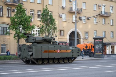 B-11 piyade aracı Kurganets-25 platformu boyunca ilerleyen Bolshaya Sadovaya Caddesi boyunca 17 Haziran 2020 'de Moskova, Rusya Federasyonu askeri geçit provası için hazır olacak.