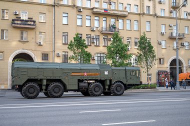 MZKT-7930 şasesi üzerindeki İskander-M füze sisteminin itici ateşleyicisi Bolshaya Sadovaya Caddesi boyunca 17 Haziran 2020 'deki askeri geçit provasına hazır olmak için takip ediyor.