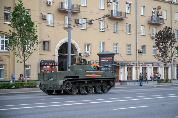 Vehículo Combate Infantería Anfibia Bmd Sigue Largo Calle Bolshaya Sadovaya — Foto de Stock