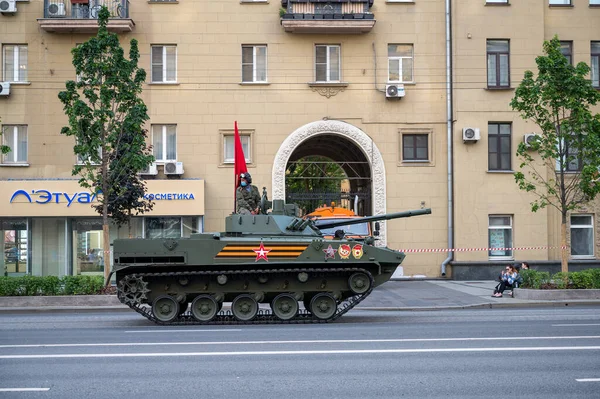 Vehículo Combate Infantería Anfibia Bmd Sigue Largo Calle Bolshaya Sadovaya — Foto de Stock