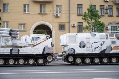 DT-30 PM şasesi üzerindeki Pantsir-SA uçaksavar füze sistemi 17 Haziran 2020 'de Moskova, Rusya Federasyonu' ndaki askeri geçit töreninin provasına hazır olmak için Bolshaya Sadovaya Caddesi boyunca takip etmektedir.