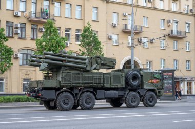 K-53958 şaseli Pantsir-SM uçaksavar füze sistemi 17 Haziran 2020 'de Moskova, Rusya Federasyonu' ndaki askeri geçit töreninin provasına hazır olmak için Bolshaya Sadovaya Caddesi boyunca takip etmektedir.