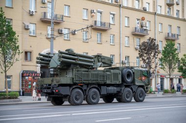 K-53958 şaseli Pantsir-SM uçaksavar füze sistemi 17 Haziran 2020 'de Moskova, Rusya Federasyonu' ndaki askeri geçit töreninin provasına hazır olmak için Bolshaya Sadovaya Caddesi boyunca takip etmektedir.