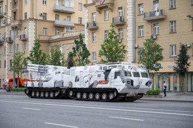 DT-30 PM şasesi üzerindeki Pantsir-SA uçaksavar füze sistemi 17 Haziran 2020 'de Moskova, Rusya Federasyonu' ndaki askeri geçit töreninin provasına hazır olmak için Bolshaya Sadovaya Caddesi boyunca takip etmektedir.