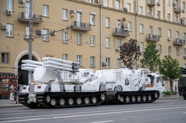 DT-30 PM şasesi üzerindeki Pantsir-SA uçaksavar füze sistemi 17 Haziran 2020 'de Moskova, Rusya Federasyonu' ndaki askeri geçit töreninin provasına hazır olmak için Bolshaya Sadovaya Caddesi boyunca takip etmektedir.