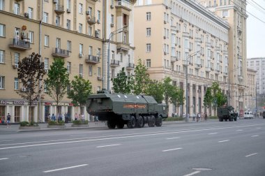 17 Haziran 2020 'de Rusya Federasyonu' nun Bolshaya Sadovaya Caddesi 'ndeki prova yerine gitmek için sırada bekleyen askeri araçlar.