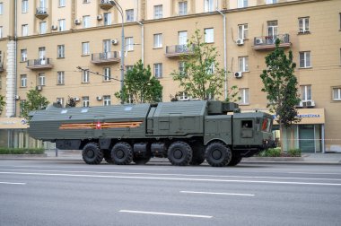 MZKT-7930 şaseli savaş destek aracı 17 Haziran 2020 'de Moskova, Rusya Federasyonu' ndaki askeri geçit töreninin provasına hazır olmak için Bolshaya Sadovaya Caddesi boyunca takip ediyor.