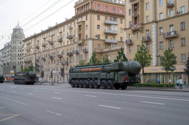 MZKT-79221 'deki Yars füze sisteminin mobil fırlatıcısı Bolshaya Sadovaya Caddesi boyunca takip ederek 17 Haziran 2020' de Moskova, Rusya Federasyonu askeri geçit töreninin provasına hazır olacak.