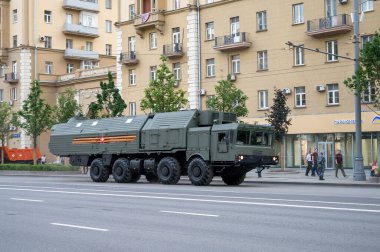MZKT-7930 şaseli savaş destek aracı 17 Haziran 2020 'de Moskova, Rusya Federasyonu' ndaki askeri geçit töreninin provasına hazır olmak için Bolshaya Sadovaya Caddesi boyunca takip ediyor.