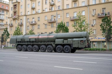 MZKT-79221 şaseli çok amaçlı araç 17 Haziran 2020 'de Moskova, Rusya Federasyonu' ndaki askeri geçit töreninin provasına hazır olmak için Bolshaya Sadovaya Caddesi boyunca takip ediyor.