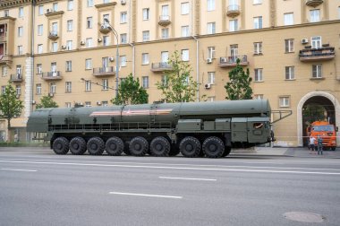 MZKT-79221 şaseli çok amaçlı araç 17 Haziran 2020 'de Moskova, Rusya Federasyonu' ndaki askeri geçit töreninin provasına hazır olmak için Bolshaya Sadovaya Caddesi boyunca takip ediyor.