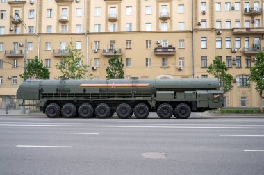 MZKT-79221 şaseli çok amaçlı araç 17 Haziran 2020 'de Moskova, Rusya Federasyonu' ndaki askeri geçit töreninin provasına hazır olmak için Bolshaya Sadovaya Caddesi boyunca takip ediyor.