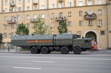 MZKT-7930 şaseli savaş destek aracı 17 Haziran 2020 'de Moskova, Rusya Federasyonu' ndaki askeri geçit töreninin provasına hazır olmak için Bolshaya Sadovaya Caddesi boyunca takip ediyor.
