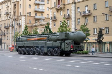 MZKT-79221 'deki Yars füze sisteminin mobil fırlatıcısı Bolshaya Sadovaya Caddesi boyunca takip ederek 17 Haziran 2020' de Moskova, Rusya Federasyonu askeri geçit töreninin provasına hazır olacak.