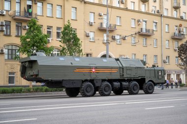 MZKT-7930 şaseli savaş destek aracı 17 Haziran 2020 'de Moskova, Rusya Federasyonu' ndaki askeri geçit töreninin provasına hazır olmak için Bolshaya Sadovaya Caddesi boyunca takip ediyor.