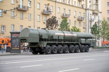 MZKT-79221 şaseli çok amaçlı araç 17 Haziran 2020 'de Moskova, Rusya Federasyonu' ndaki askeri geçit töreninin provasına hazır olmak için Bolshaya Sadovaya Caddesi boyunca takip ediyor.