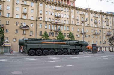 MZKT-79221 'deki Yars füze sisteminin mobil fırlatıcısı Bolshaya Sadovaya Caddesi boyunca takip ederek 17 Haziran 2020' de Moskova, Rusya Federasyonu askeri geçit töreninin provasına hazır olacak.