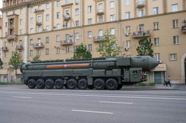 MZKT-79221 'deki Yars füze sisteminin mobil fırlatıcısı Bolshaya Sadovaya Caddesi boyunca takip ederek 17 Haziran 2020' de Moskova, Rusya Federasyonu askeri geçit töreninin provasına hazır olacak.