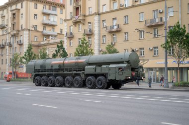 MZKT-79221 şaseli çok amaçlı araç 17 Haziran 2020 'de Moskova, Rusya Federasyonu' ndaki askeri geçit töreninin provasına hazır olmak için Bolshaya Sadovaya Caddesi boyunca takip ediyor.