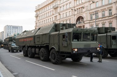 Tverskaya Caddesi 'ndeki MZKT-7930 şaseli savaş destek aracı 17 Haziran 2020' de Moskova ve Rusya Federasyonu 'nun askeri geçit provasını bekliyor.