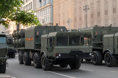 Tverskaya Caddesi 'ndeki MZKT-7930 şasesi üzerinde 17 Haziran 2020' de Moskova, Rusya Federasyonu askeri geçit töreninin provasını bekleyen Bal kıyı füze sisteminin kendinden tahrikli fırlatıcısı.