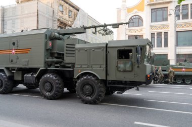 Tverskaya Caddesi 'ndeki MZKT-7930 şaseli Bal kıyı füze sisteminin kendinden tahrikli komuta merkezi 17 Haziran 2020' de Moskova, Rusya Federasyonu askeri geçit töreninin provasını bekliyor.