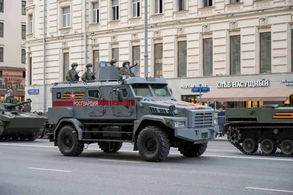 トヴェルスカヤ通りのKamaz 43502シャーシの装甲車 パトロール 軍事パレード モスクワ ロシア連邦 6月17 2020のリハーサルを待っています — ストック写真