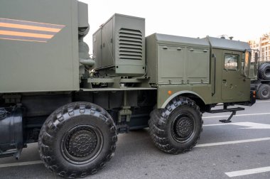 Tverskaya Caddesi 'ndeki MZKT-7930 şasesi üzerinde 17 Haziran 2020' de Moskova, Rusya Federasyonu askeri geçit töreninin provasını bekleyen Bal kıyı füze sisteminin kendinden tahrikli fırlatıcısı.