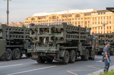 17 Haziran 2020 'de Moskova, Rusya Federasyonu askeri geçit töreninin provasını bekleyen Tverskaya Caddesi' ndeki BAZ-69092 şaseli S-350 uçaksavar füze sisteminin otomatik ateşleyicisi.