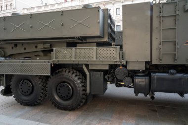 Tverskaya Caddesi 'ndeki Ural-63704 Tornado-U şasisi üzerinde TOS-2 