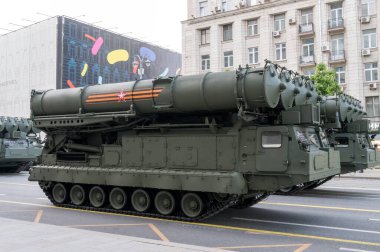 Tverskaya Caddesi 'ndeki S-300V4 uçaksavar füze sistemi, Moskova, Rusya Federasyonu, 17 Haziran 2020' de askeri geçit provasını bekliyor.