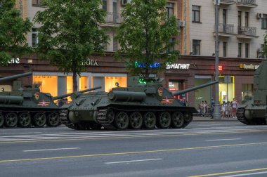 Tank destroyeri SU-100 Tverskaya Caddesi 'nde askeri geçit provasını bekliyor, Moskova, Rusya Federasyonu, 17 Haziran 2020