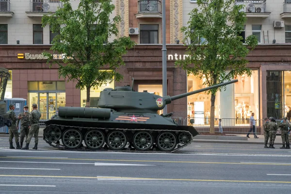 Tanque Medio Calle Tverskaya Esperando Ensayo Del Desfile Militar Moscú — Foto de Stock