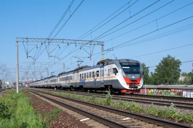 DC elektrikli birimleri ED4M-0501 treni Moskova 'nın Reutovo istasyonunda, Reutov, Moskova bölgesi, Rusya Federasyonu, 12 Haziran 2020