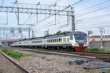 DC elektrikli birimleri ED4M-0453 treni Moskova 'nın Reutovo istasyonunda, Reutov, Moskova bölgesi, Rusya Federasyonu, 12 Haziran 2020