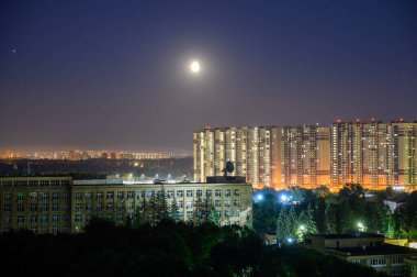 Moskova yakınlarındaki gece manzarası, Reutov, Moskova bölgesi, Rusya Federasyonu, 11 Temmuz 2020
