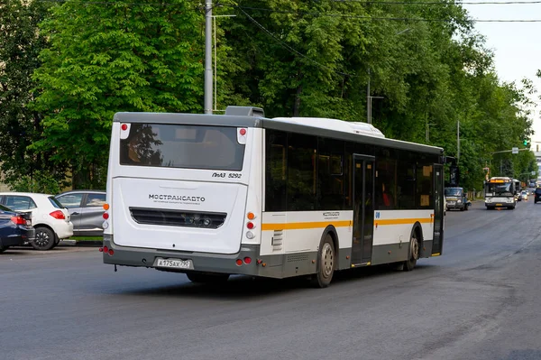 2020年7月10日在俄罗斯联邦莫斯科州Reutov列宁街的半低层城际巴士Liaz 5292 — 图库照片