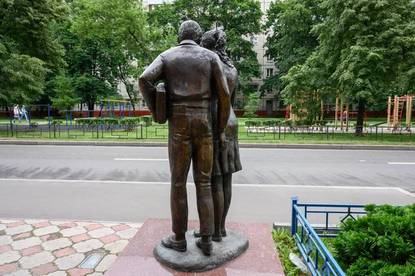 記念碑 非公式の名前 シュリクとリダに 作戦Y とシュリクの他の冒険の主な文字 モスクワ ロシア連邦 2020年7月18日 — ストック写真
