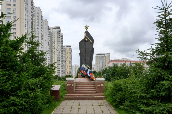 2020年7月18日ロシア連邦モスクワ大祖国戦争で死亡したマキシム ゴーキーにちなんで名付けられた州の農場の従業員への記念碑 — ストック写真